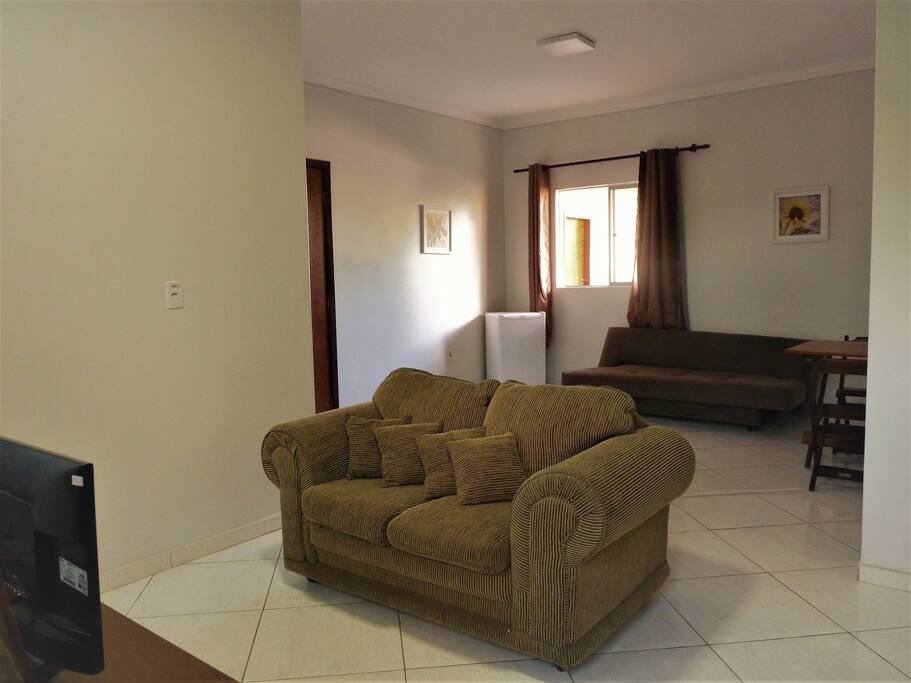 Quarto com sala de estar.