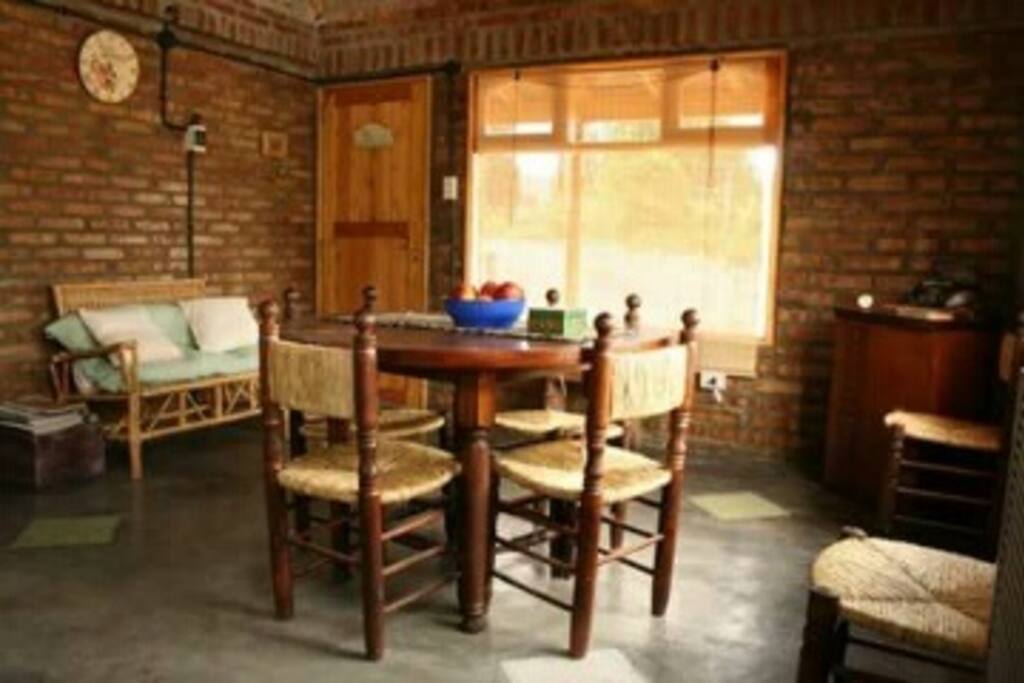 Cocina muy cálida integrada con un comedor amplio