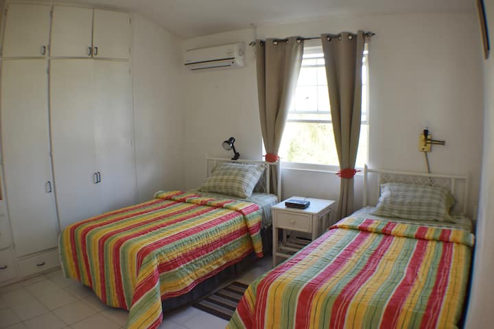 Dhoma e gjumit 1 ka dy krevate dopio që mund të bashkohen së bashku për të bërë madhësinë king për çiftet. Ka gjithashtu abazhurë, tavolinë nate, hapësirë të madhe në dollap dhe një hapësirë kotësie të pajisur me pasqyrë dhe karrige. Dritarja e madhe ofron shumë fllad të freskët, gjithashtu njësi A/C.