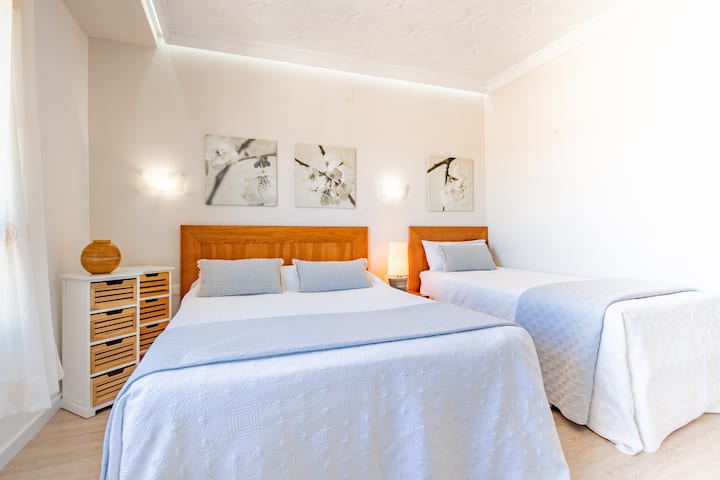 Vitanda. King 150x200  na kitanda cha mtu mmoja. Kitanda cha Sofá pia kinapatikana. 