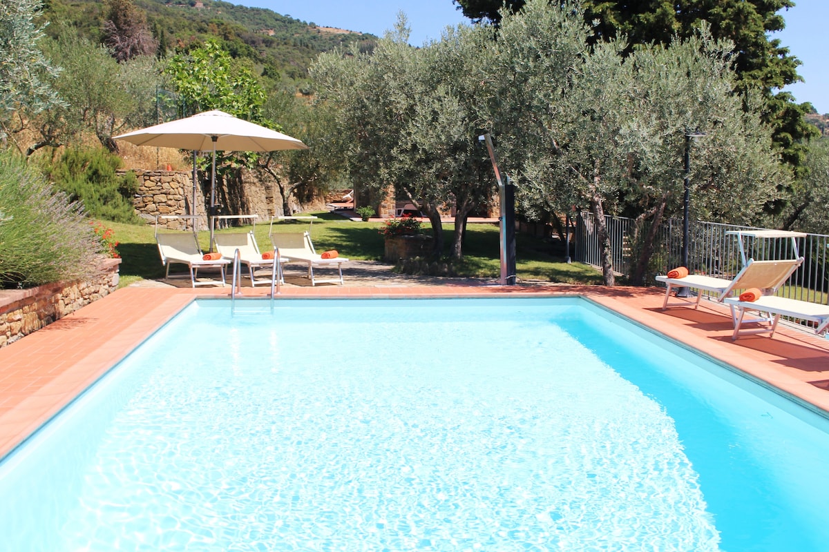 Top performing Airbnb: Relax at our Tuscan Villa near historic center in Castiglion Fiorentino