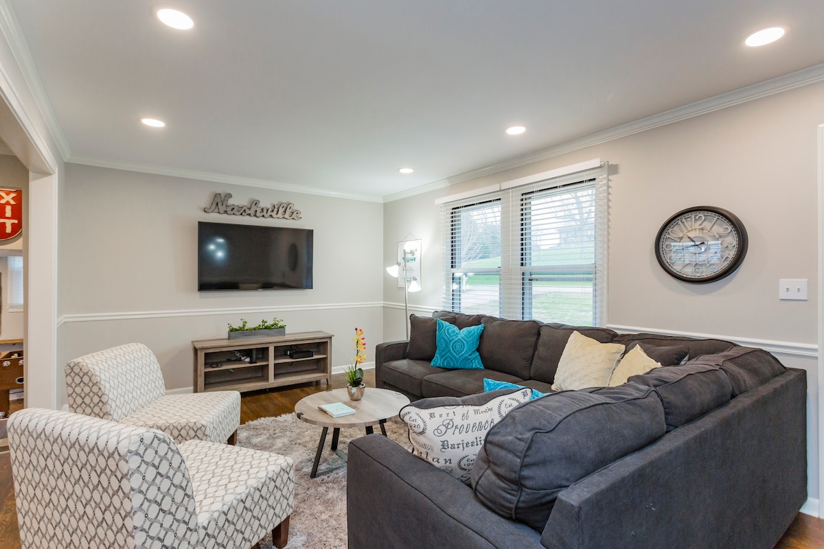Top Airbnb: Cozy Courtyard, 4BD/2.5BA, 4 miles to DT- Hot Tub! in Donelson Hermitage Old Hickory