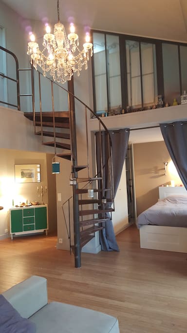 Espace de vie, escalier menant au niveau superieur