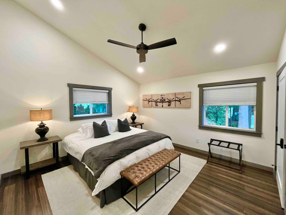 Master bedroom, king bed