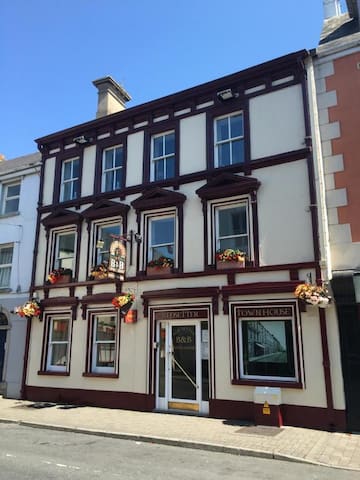 Located just 6 miles from Altamont Gardens, Mount Wolseley Holiday Home has accommodations in Tullow with a restaurant, a bar, as well as a 24-hour front Hotels in Kiltegan. Book your hotel now! - uselesspenguin.co.uk