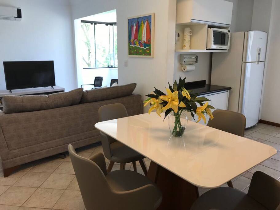 Sala, cozinha e sacada integrada com ar-condicionado