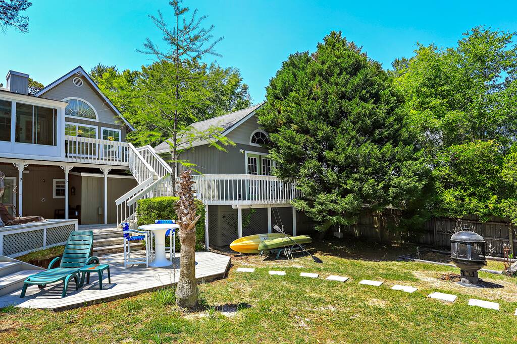 The Studio Cottage is seperate from the Main House, with a common deck area and backyard.
