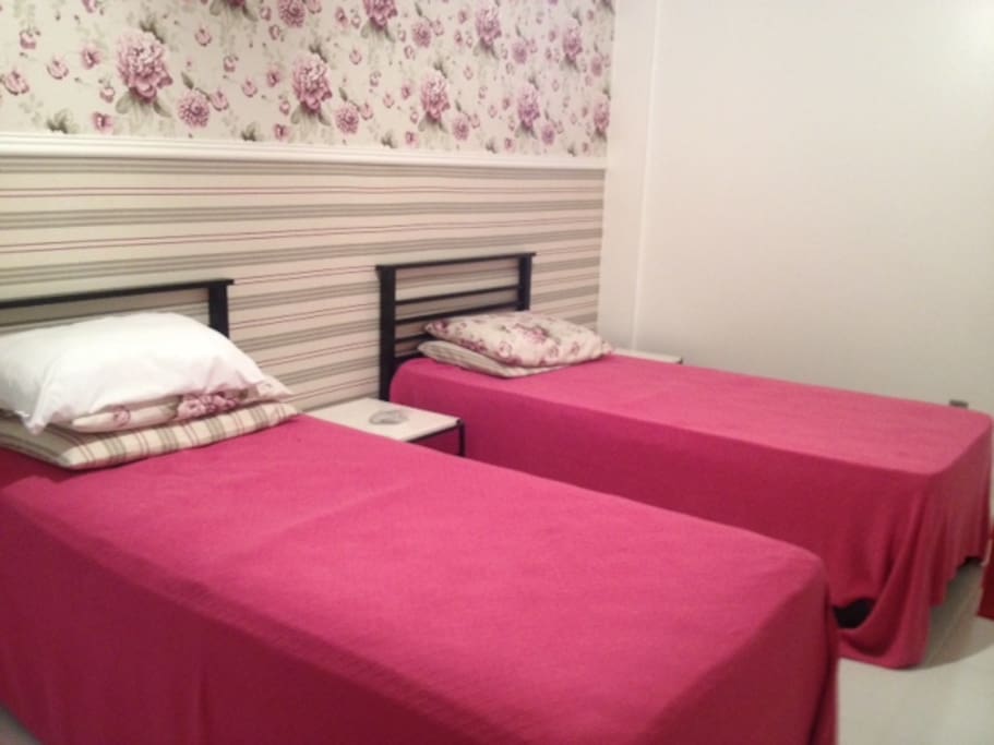 Quarto com 02 camas para solteiros com ar condicionado. Roupas de cama e banho trocadas a casa 7 dias