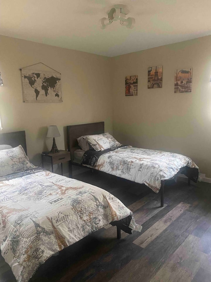 "Over de hele wereld" Parijse themaslaapkamer perfect voor de kinderen met 2 eenpersoonsbedden 