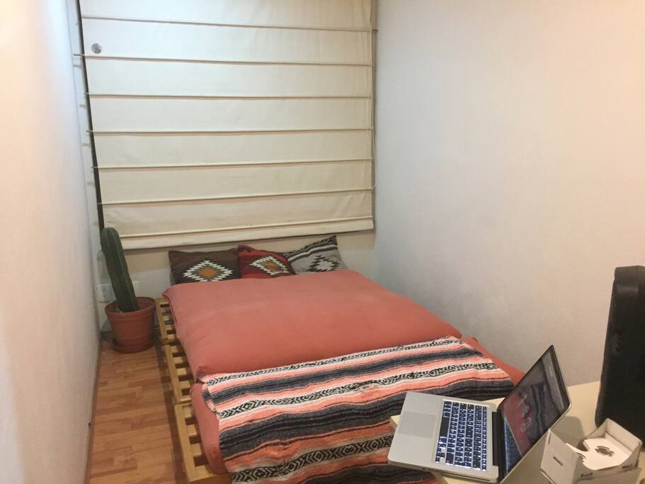 cuarto con sofá cama y baño independiente