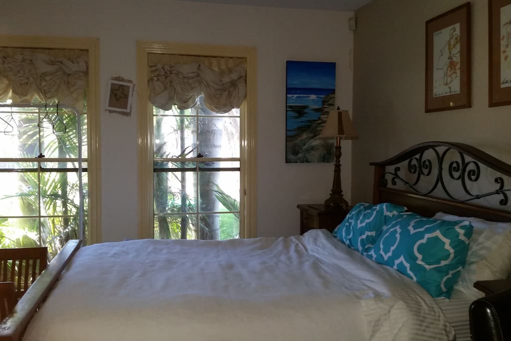 Deluxe Room's Comfortable quality Queen bed with Egyptian Linen