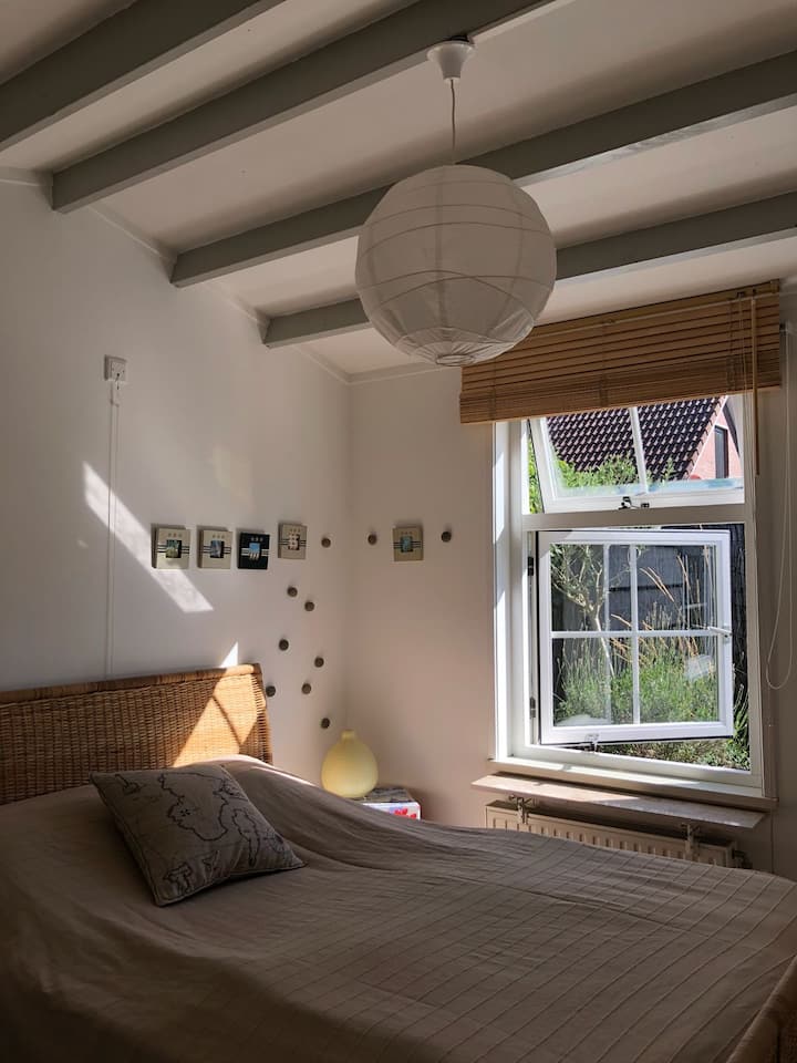 Dormitorio con cama doble: déjate despertar con el sol de la mañana después de una noche/ dormitorio principal completamente tranquila: duerme tranquilamente y despierta con el sol de la mañana. 
