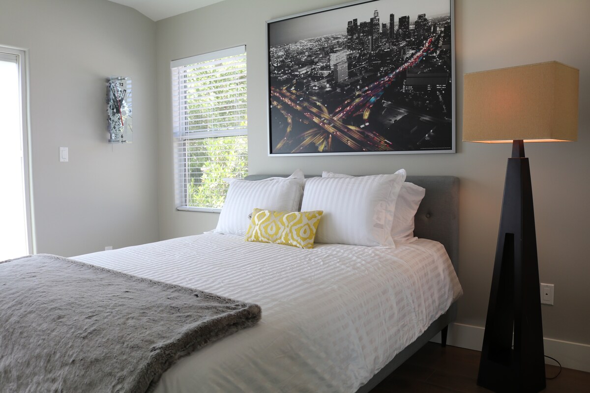 غرفة نوم الضيف رقم2 بسرير بحجم كبير