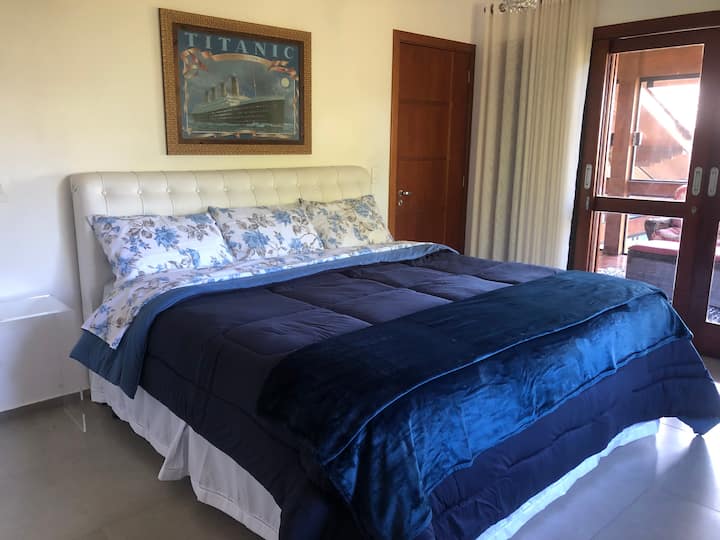 ห้องสวีทเตียงคิงไซส์ 1 เตียงพร้อมทีวี