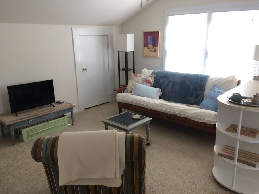 Living room with 32" SmartTV.
