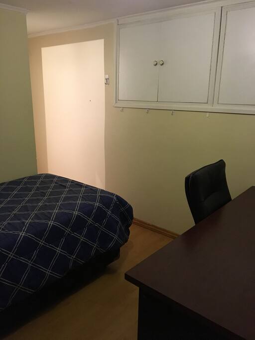 Dormitorio 1: Cama individual, velador, escritorio, silla de trabajo, mueble para ropa. Esta habitación cuenta con baño privado.