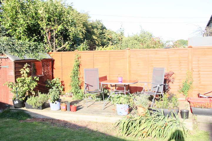 LOVELY ROOM & HOME 
KEY LOCATION, PRIVATE GARDEN