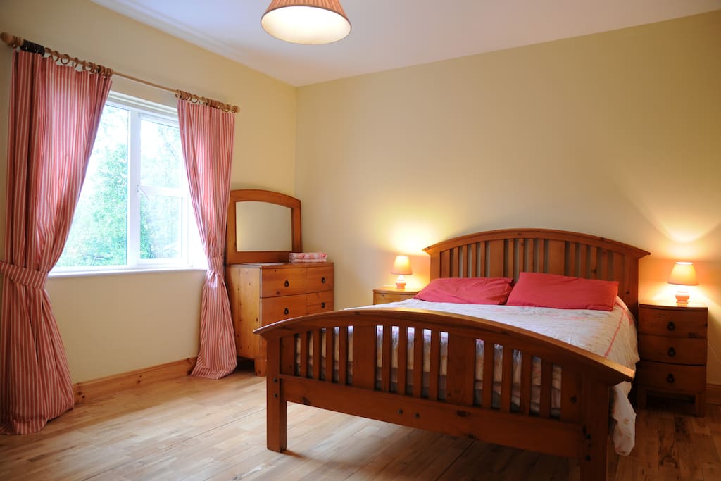 Double bedroom with ensuite shower room and wc. Garden view, wooden floor.