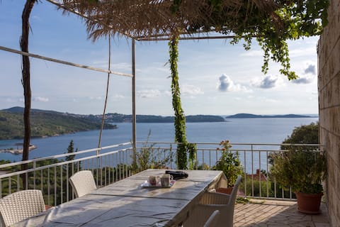 Spacious 3-Bedroom Stay with Sea View