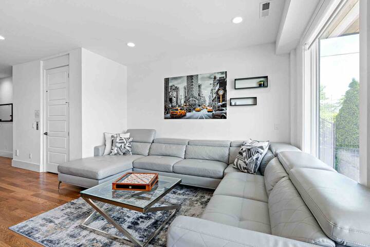 The Skyline @ The Gulch | Pool + Broadway Views gallery image 4