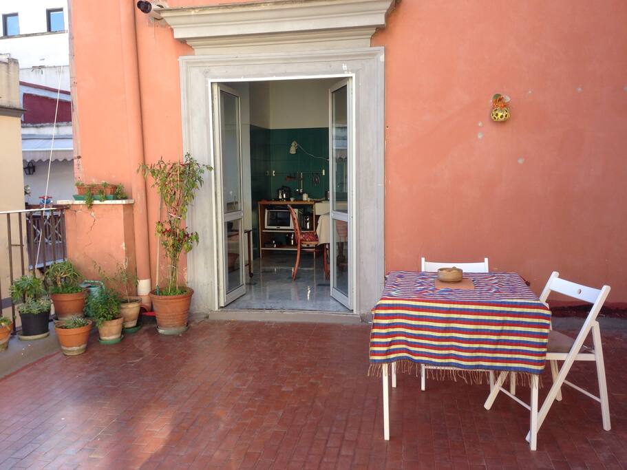 delizioso terrazzo, per colazioni al sole, e cenette sotto le stelle