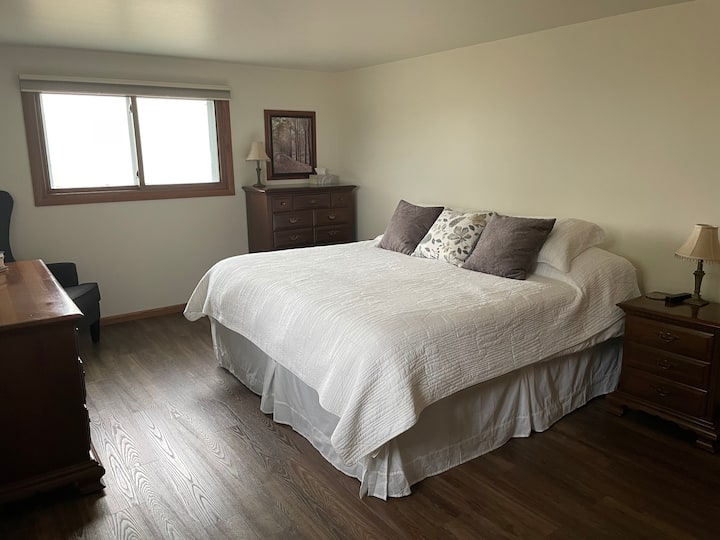 Bedroom 1 - King bed