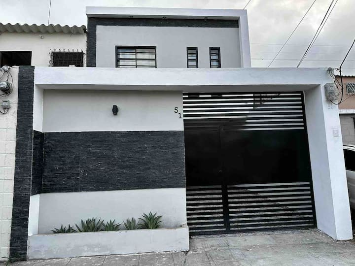 House for 8 in Merliot. 4 A/C, 3 Hot Showers