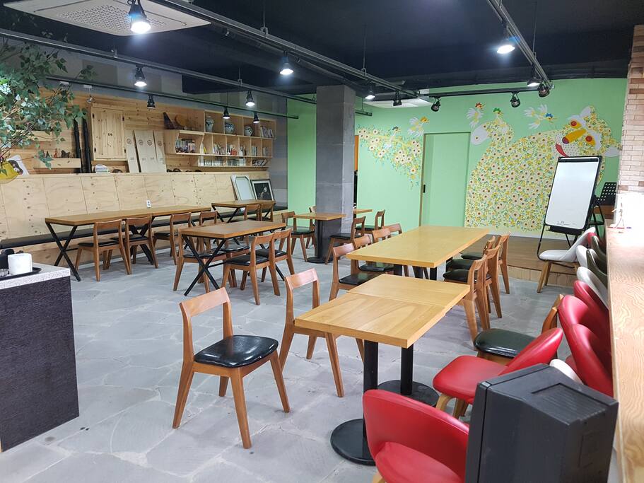 앞건물 2층에는 언제나 책을 읽고 차를 마실 수 있는 공간이 있어요