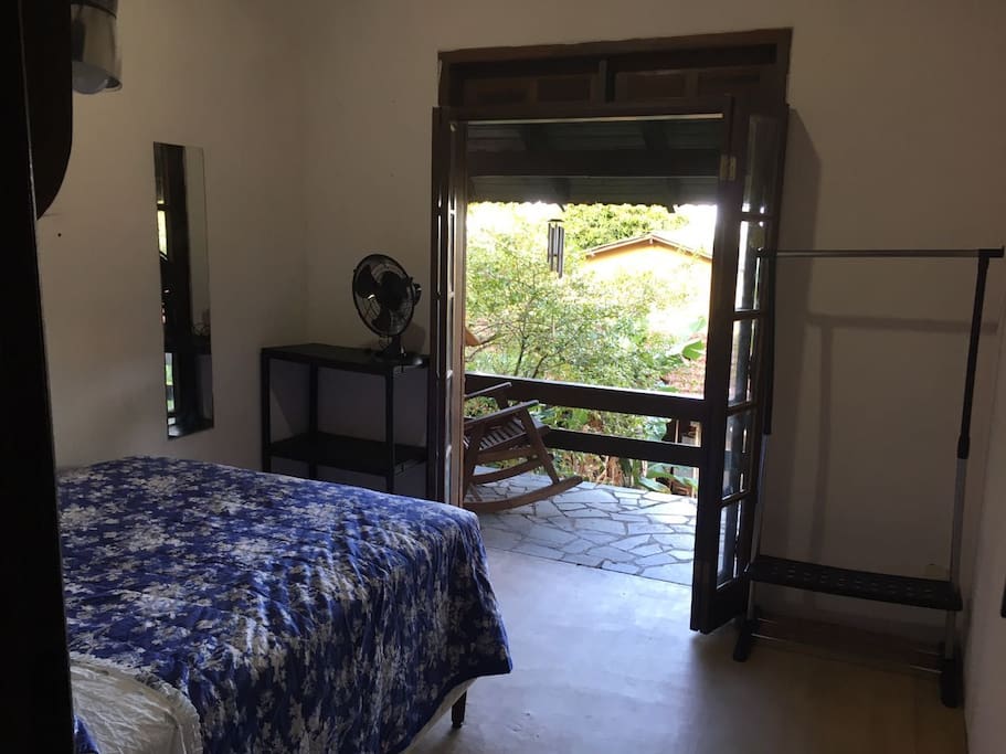 quarto com varanda e vista para a Lagoa da Conceição.