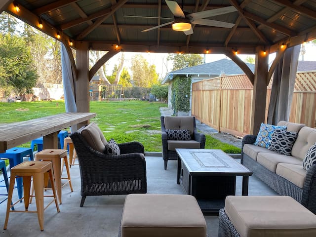 Modern 3 BD/2 Bath Woodland Hills Home, Huge Yard