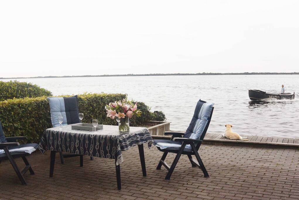 Appartement in Wanneperveen (Giethoorn) met prive terras direct aan het water