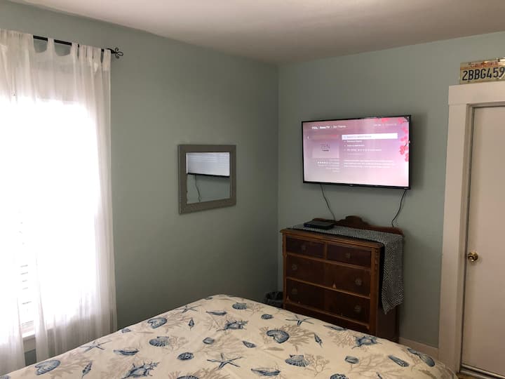 Spálňa 1: Nástenný inteligentný televízor s televízorom