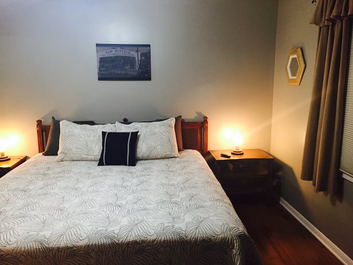 2. poschodie Master s manželskou posteľou King. Izba má dve komody a roztomilú vstavanú lavičku/kútik.