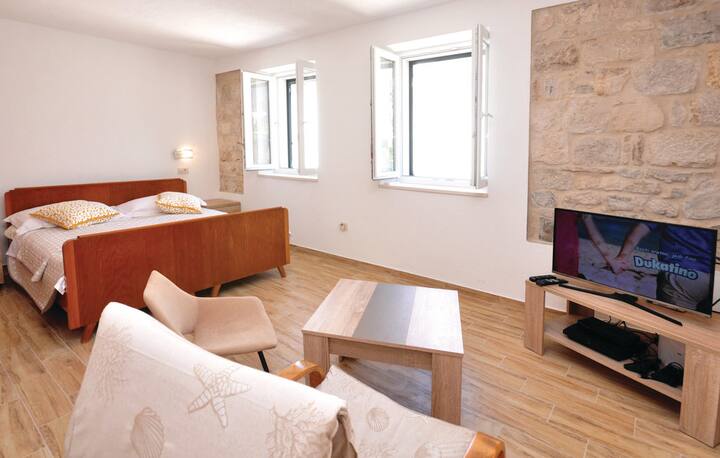 Დიდი ოთახი ცალკე wc-ით და ნაწილი მისაღები ოთახისთვის