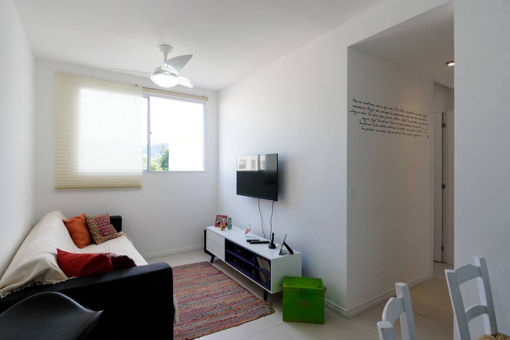 Sala com TV Smart.