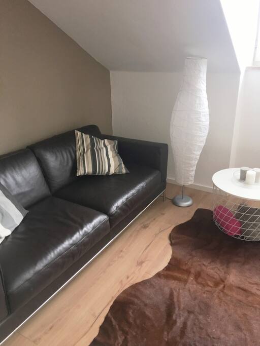 The window allows a lot of light to brighten up the room.