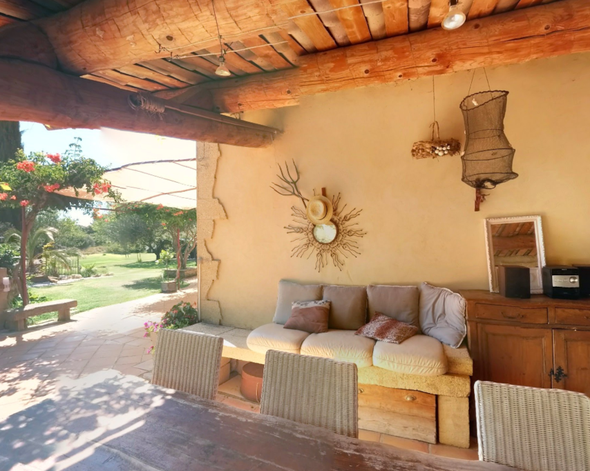 Cuisine d'été de 30m2 face à la piscine