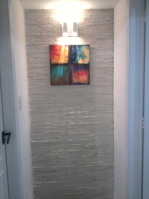 Corredor entre quarto e banheiro