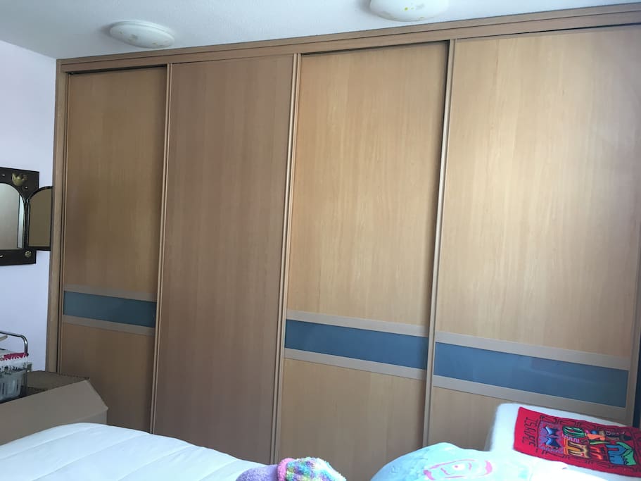 si te quedas por un par de días puedes disponer de una parte del closet, si ocupas la habitación más de un mes es todo tuyo!
