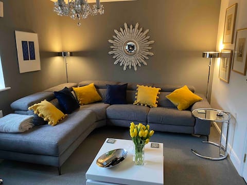Top performing Airbnb: Elegant 3 bedroom Townhouse close to Burghley in South Kesteven