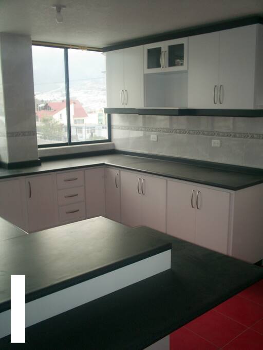 Cocina grande y moderna con todos los servicios