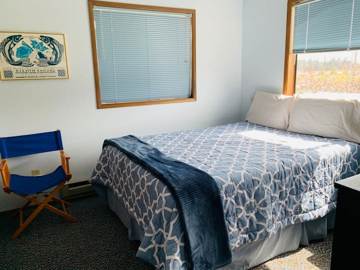Guest bedroom - queen bed