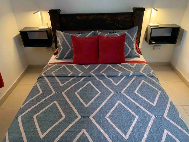 Habitación principal, con cama doble o full, mesitas de noche aéreas con sus lámparas táctiles, toma corriente con entrada usb, aire acondicionado, espejo cuerpo entero, closet y ganchos, ventana al garaje y cortinas blackout.