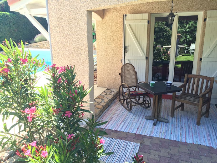 Double bed room with direct access to the swimming pool and garden.
/ Chambre lit double avec accès direct au jardin et la piscine