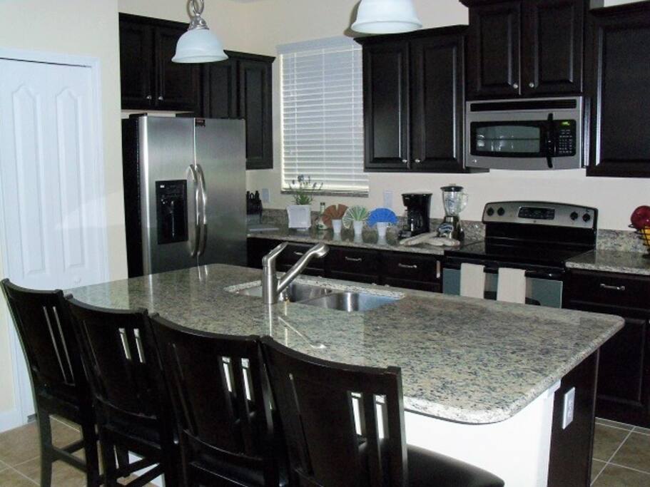 Spacious-Kitchen-With-Breakfast-Bar
