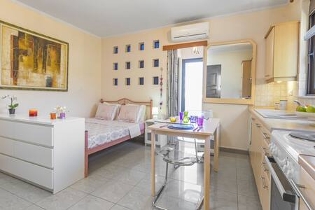 1.Sea view beach studio for 2 in the city centre!