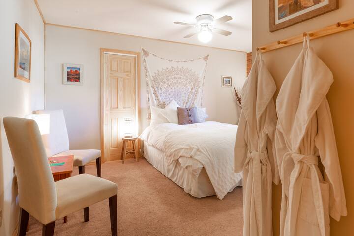 Cathedral Rock Retreat *Yoga Available*