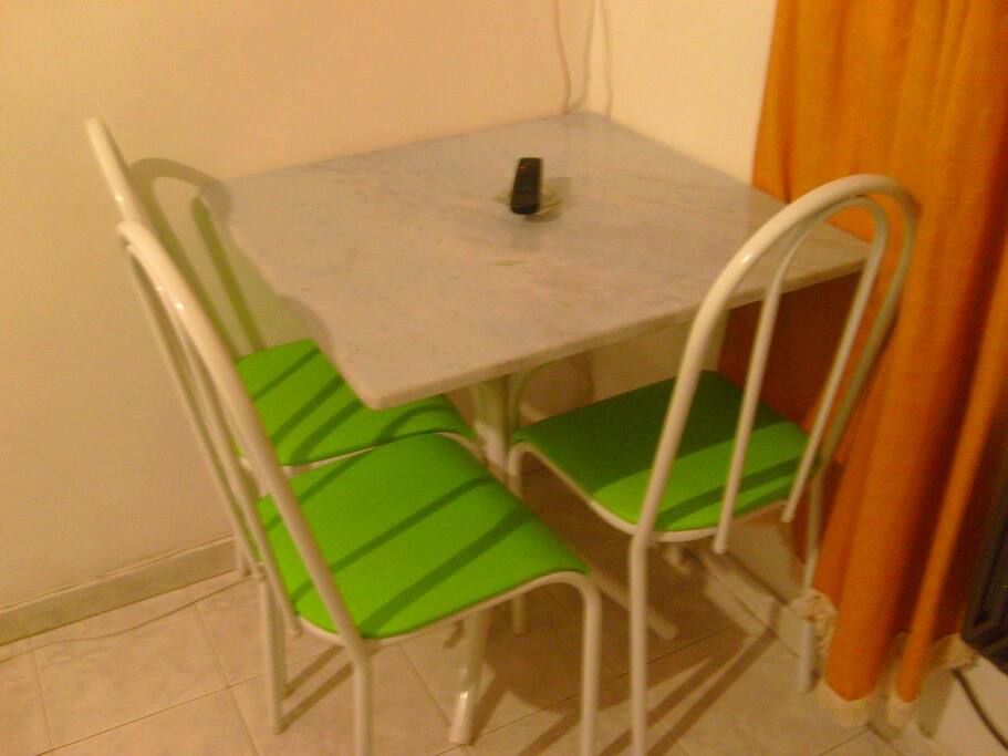 Mesa para três pessoas.