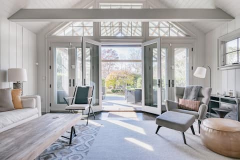 Popular Airbnb listing: Luxurious All-Season Oasis close to Sag Harbor Village in Sag Harbor
