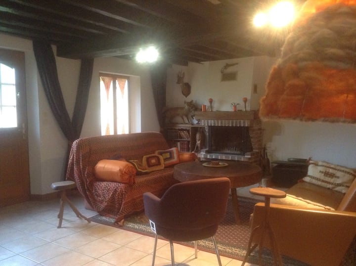 Ბუხრის შეზლონგი პირველ სართულზე გასაშლელი დივნით 